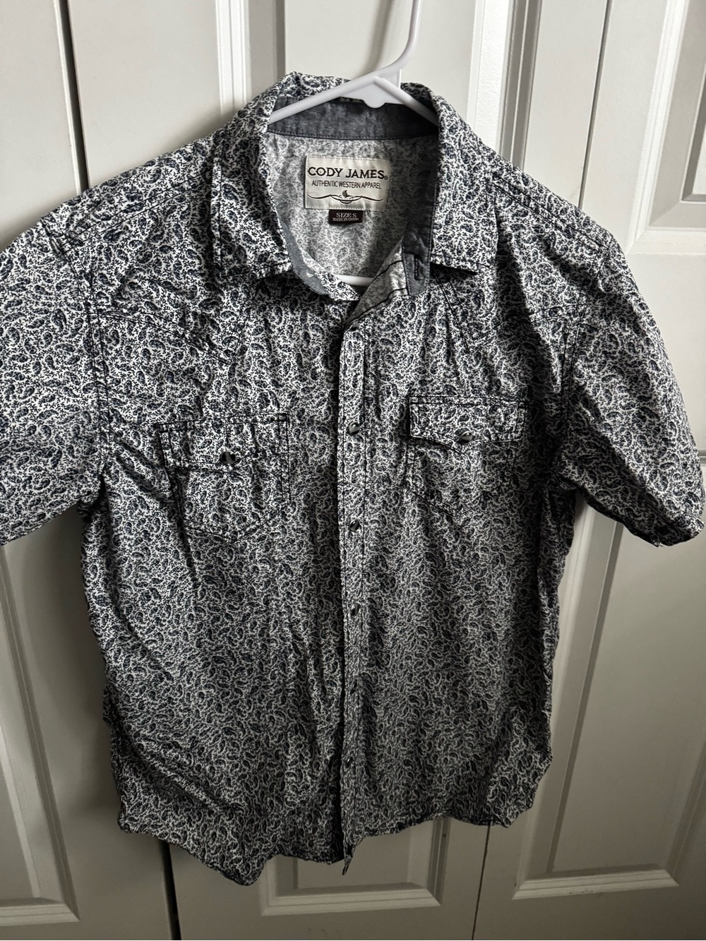 Cody James Western Short Sleeve Button-Down Shirt in Navy & White Paisley - Picture 2 of 6